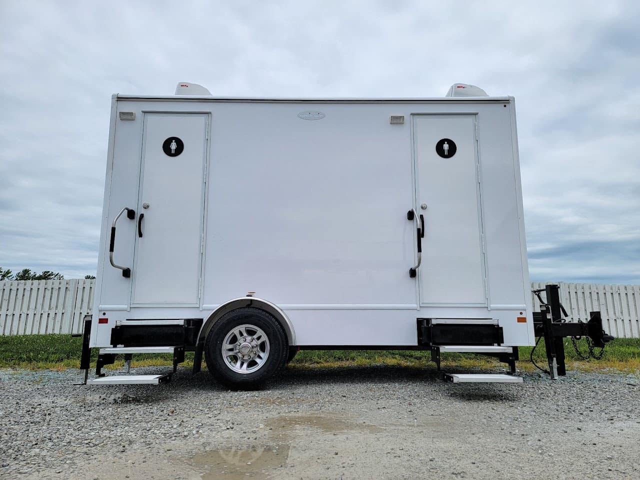 4 Stall Luxury Trailer - Image 1
